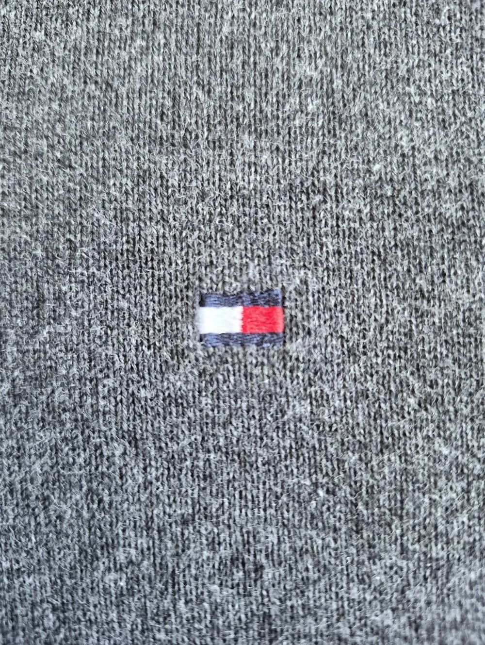 Tommy Hilfiger Men's Size Large Gray V-Neck Soft Pima Cotton Sweater Preppy Cozy